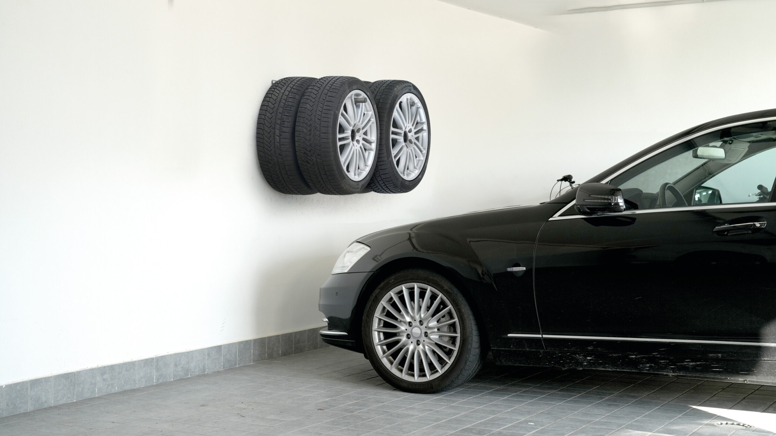 Set 2 ganci porta gomme e cerchioni da parete richiudibili 5 Set 2 ganci porta gomme e cerchioni da parete richiudibili - immagine 5