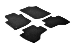 Set tappeti su misura in moquette - compatibile per  Citroen C1 3p (05/05>05/14) 1 fix lato guida -  Citroen C1 5p (05/05>05/14) 1 fix lato guida -  Peugeot 107 3p (07/05>02/12) 1 fix lato guida -  Peugeot 107 5p (07/05>02/12) 1 fix lato guida -  Toyota Aygo 3p (09/05>02/12) 1 fix lato guida -  Toyota Aygo 5p (09/05>02/12) 1 fix lato guida