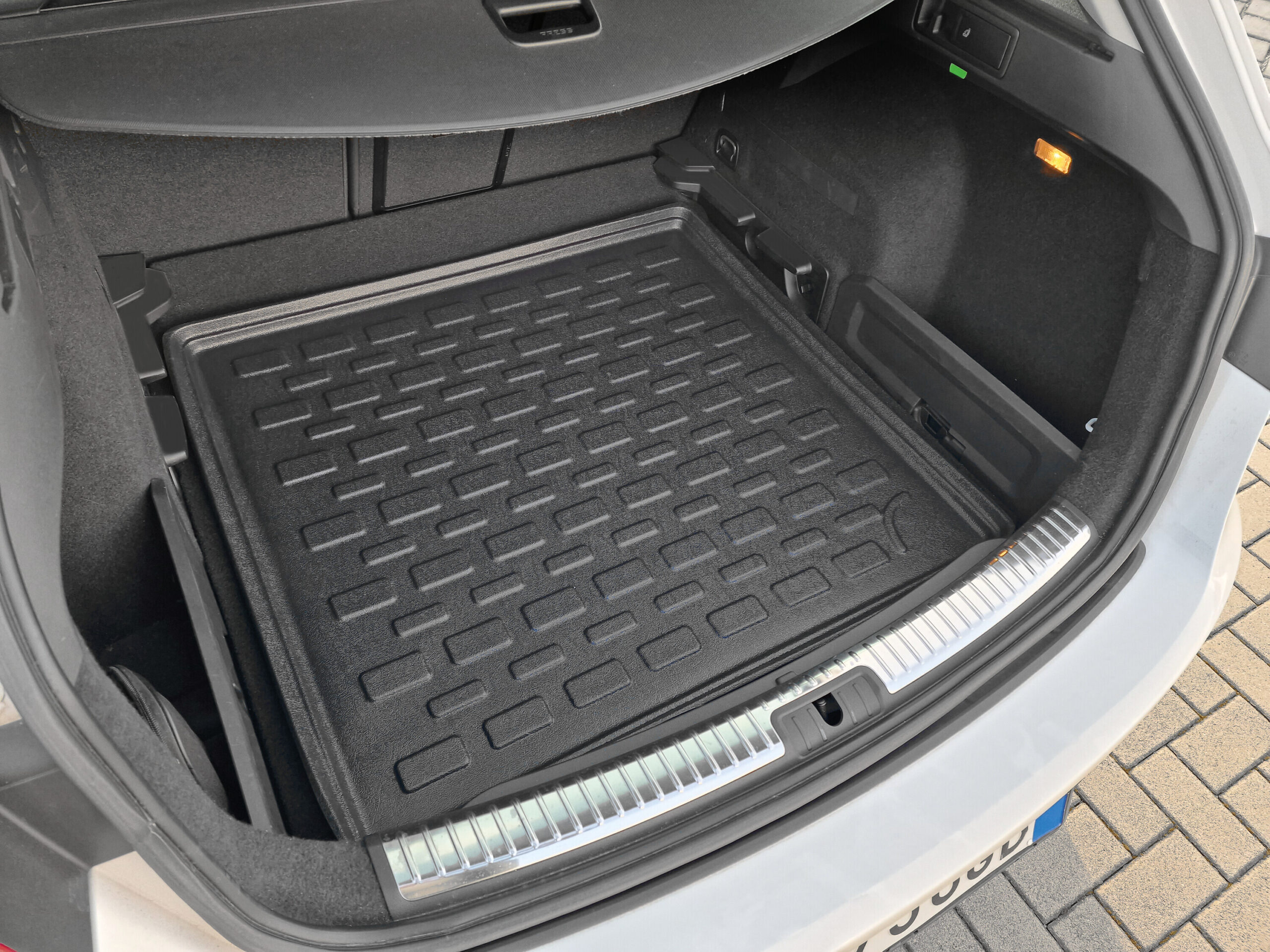 T-Liner, tappeto bagagliaio auto con bordi rialzati - V-4 - 90x100 cm 2 T-Liner, tappeto bagagliaio auto con bordi rialzati - V-4 - 90x100 cm - immagine 2