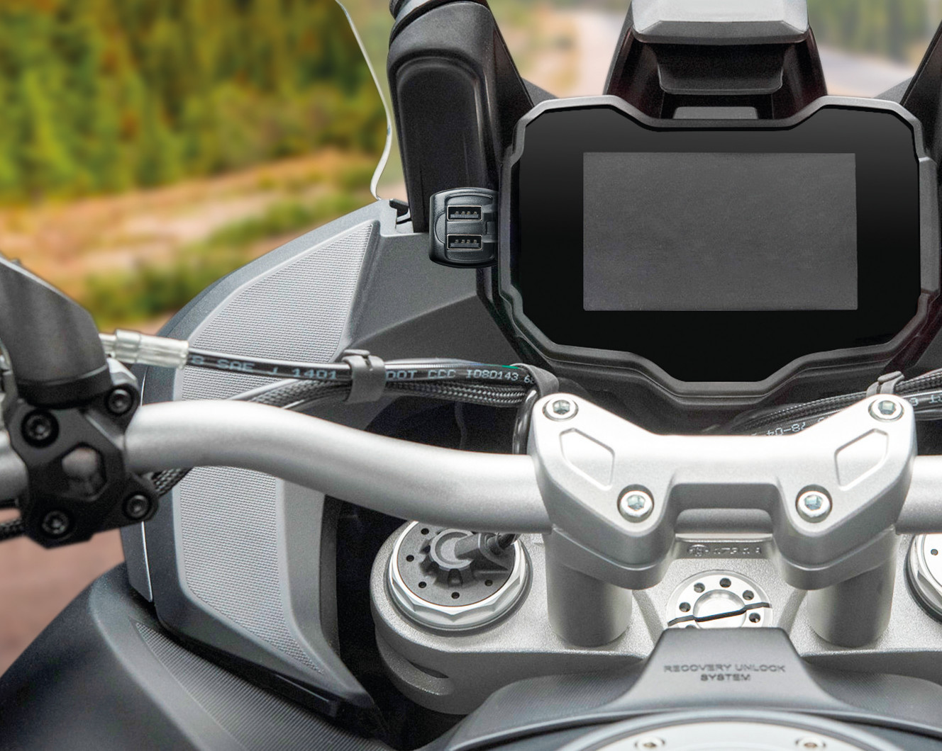 Usb-Fix Trek 2, doppio caricatore usb resistente all’acqua, fissaggio con viti o biadesivo - Ultra Fast Charge - 5400 mA - 12/24V - immagine 3