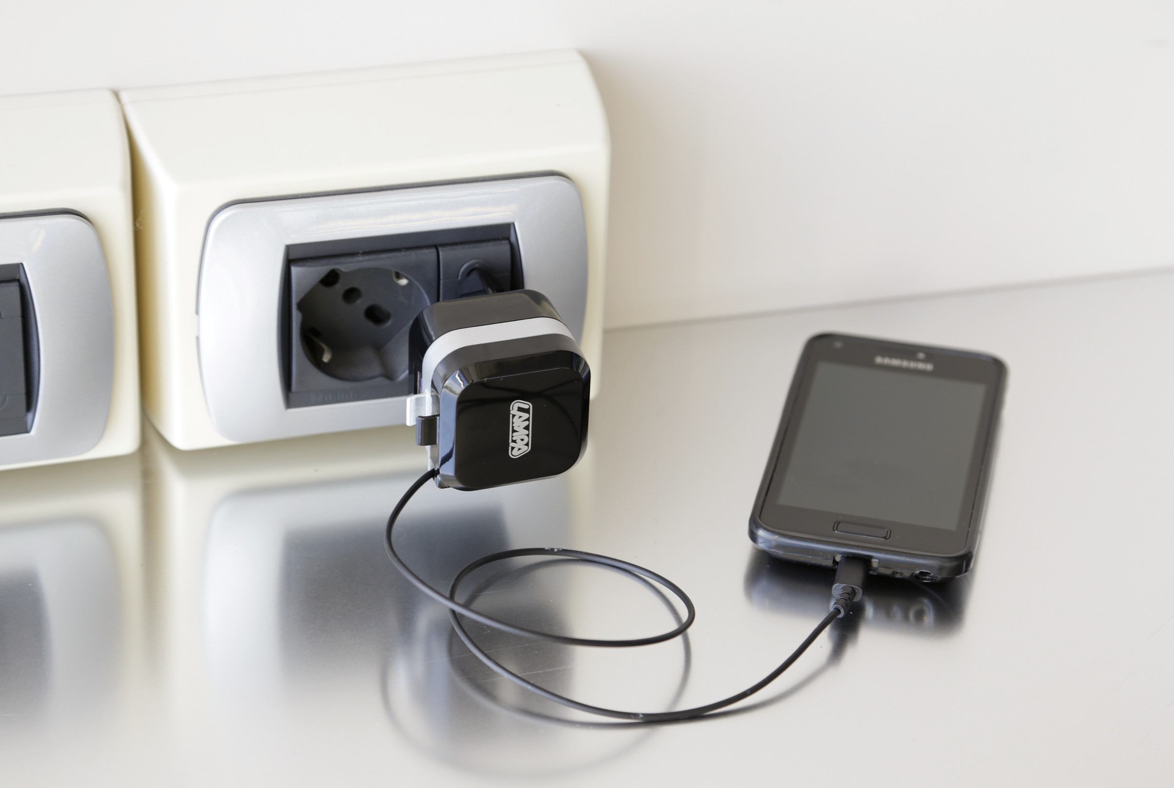 Caricabatteria da rete Micro Usb con 1 porta Usb - Fast Charge - 2400 mA - 100/230V - immagine 5
