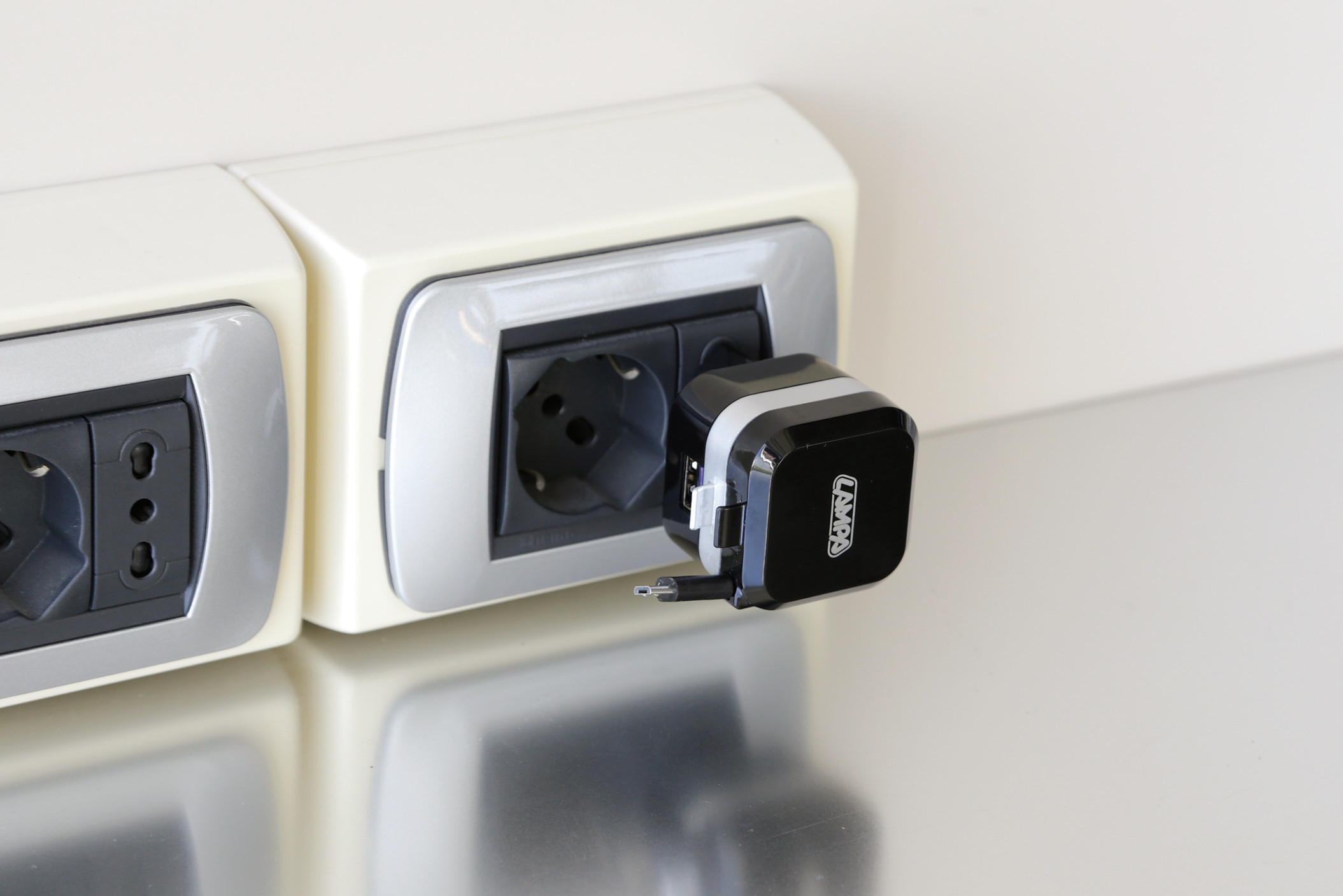 Caricabatteria da rete Micro Usb con 1 porta Usb - Fast Charge - 2400 mA - 100/230V - immagine 6