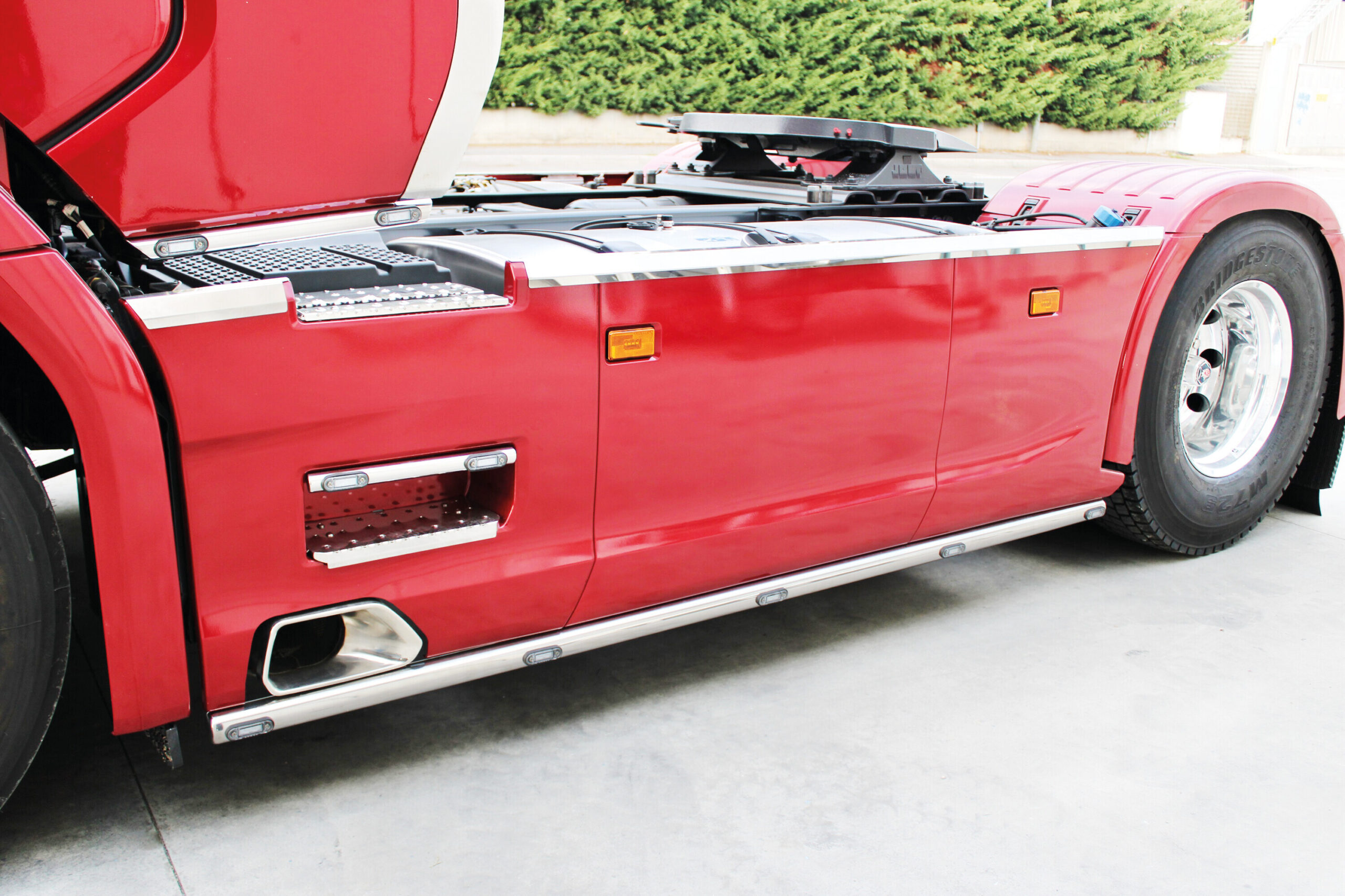 Barre per minigonne, 5 fori - compatibile per Scania G Serie 7 - New Generation (01/18>) Passo 3700, Batterie laterali, Minigonna lato passeggero intera - Scania R Serie 7 - New Generation (11/16>) Passo 3700, Batterie laterali, Minigonna lato passeggero intera - Scania S Serie 7 - New Generation (11/16>) Passo 3700, Batterie laterali, Minigonna lato passeggero intera - immagine 2