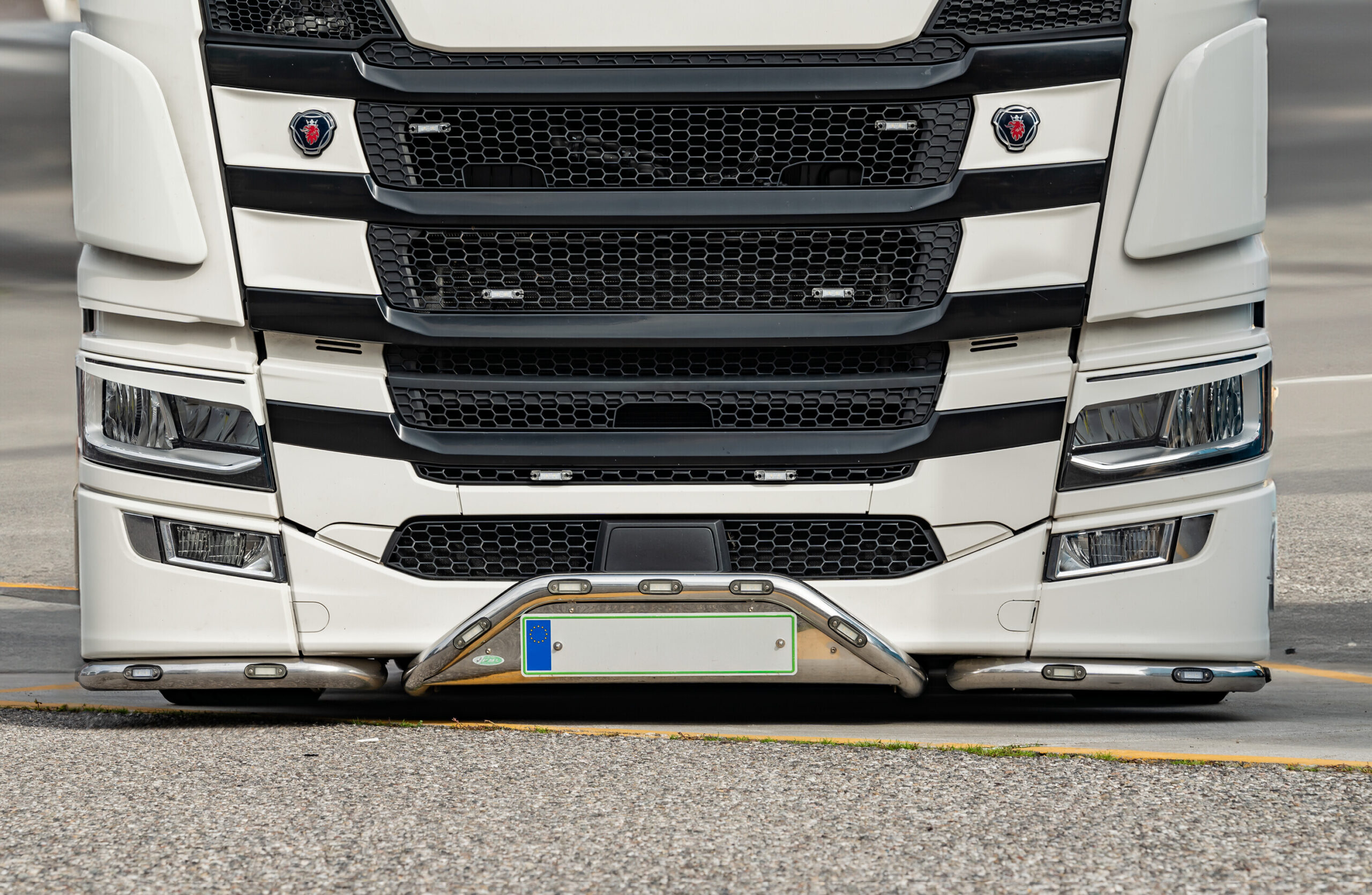 Barra paraurti con portatarga, kit 3 pz, 13 fori - compatibile per Scania G Serie 7 - New Generation (01/18>) Paraurti piccolo - Scania R Serie 7 - New Generation (11/16>) Paraurti piccolo - Scania S Serie 7 - New Generation (11/16>) Paraurti piccolo - immagine 2