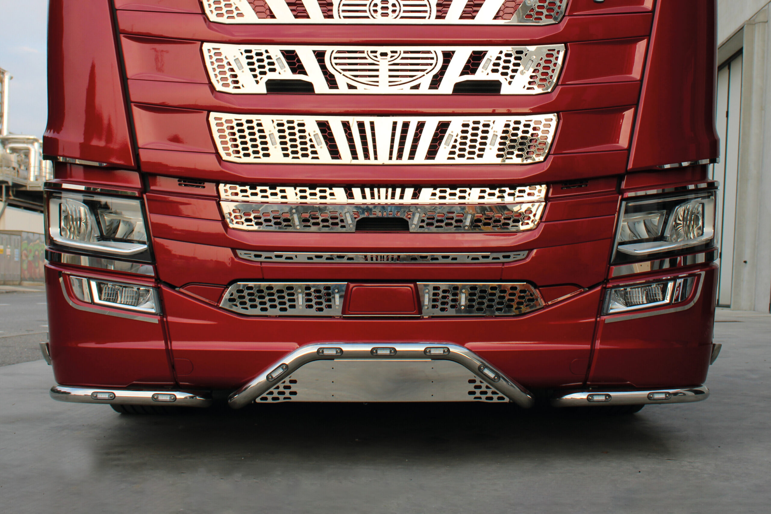 Barra paraurti con portatarga, kit 3 pz, 13 fori - compatibile per Scania G Serie 7 - New Generation (01/18>) Paraurti piccolo - Scania R Serie 7 - New Generation (11/16>) Paraurti piccolo - Scania S Serie 7 - New Generation (11/16>) Paraurti piccolo - immagine 3