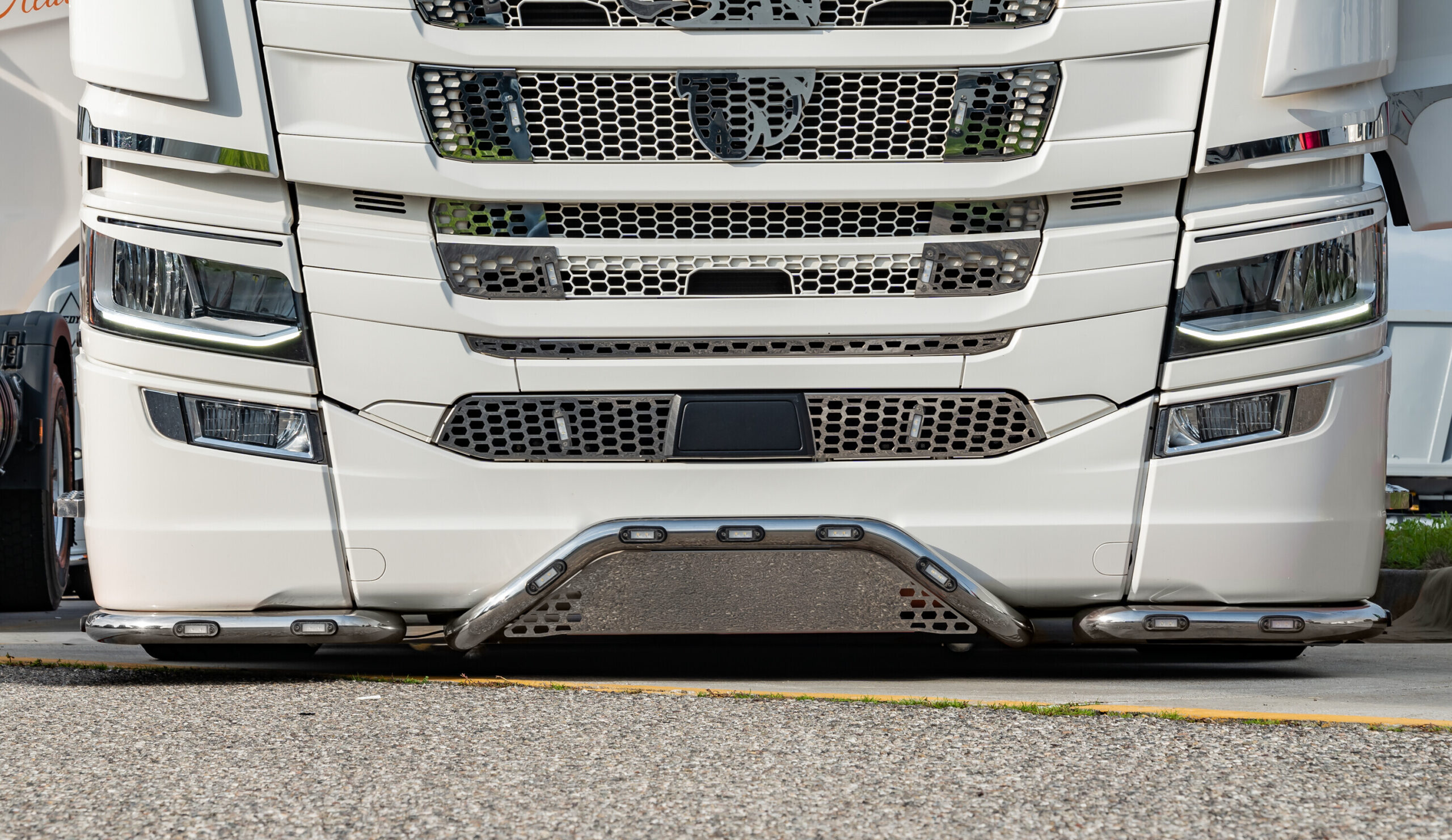 Barra paraurti con portatarga, kit 3 pz, 13 fori - compatibile per Scania G Serie 7 - New Generation (01/18>) No paraurti piccolo - Scania R Serie 7 - New Generation (11/16>) No paraurti piccolo - Scania S Serie 7 - New Generation (11/16>) No paraurti piccolo - immagine 2