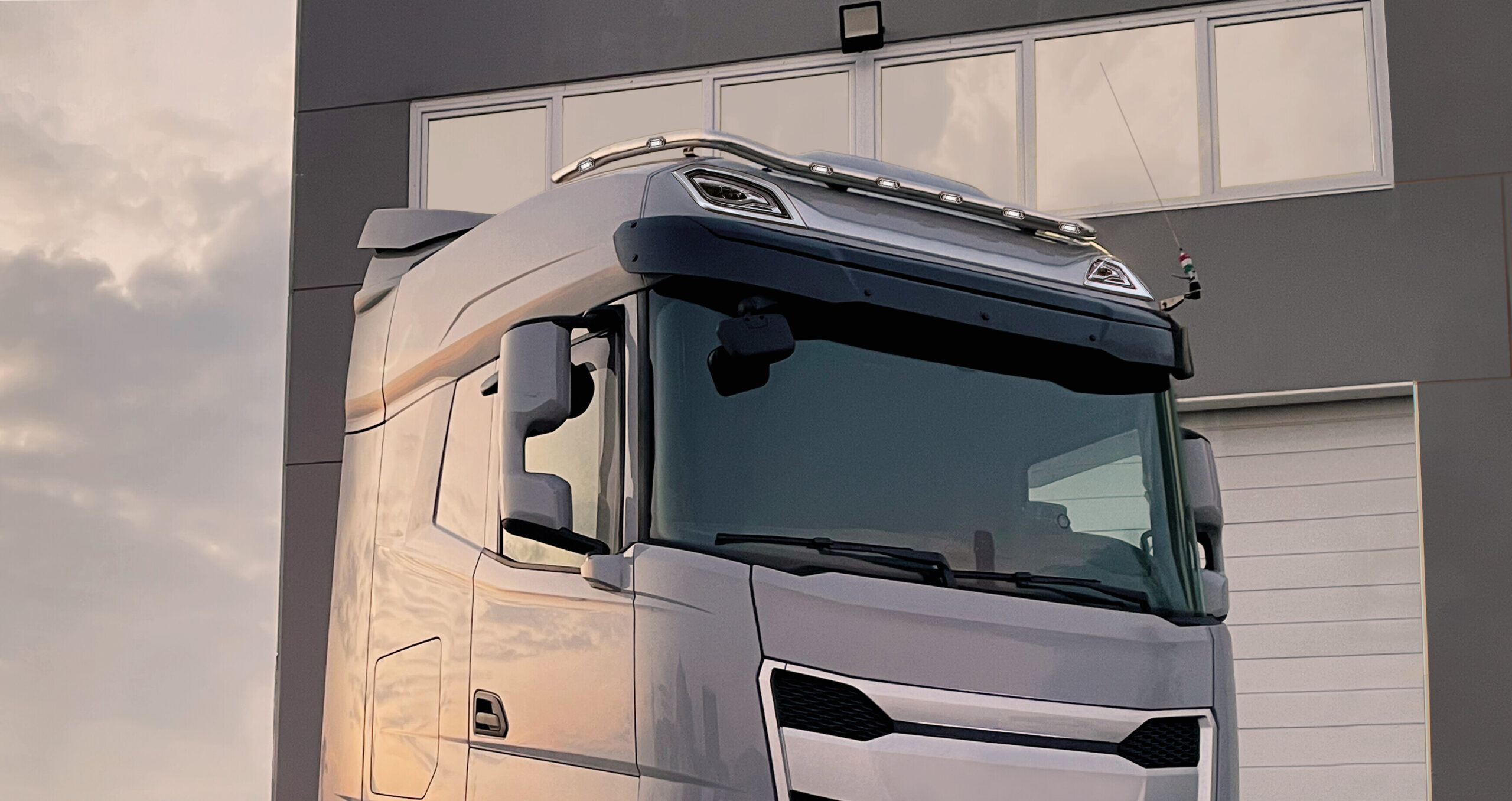 Barra portafari per tetto, standard corto, 9 fori - compatibile per Daf XF (06/21>) Tetto da forare - Daf XG (06/21>) Tetto da forare - immagine 2