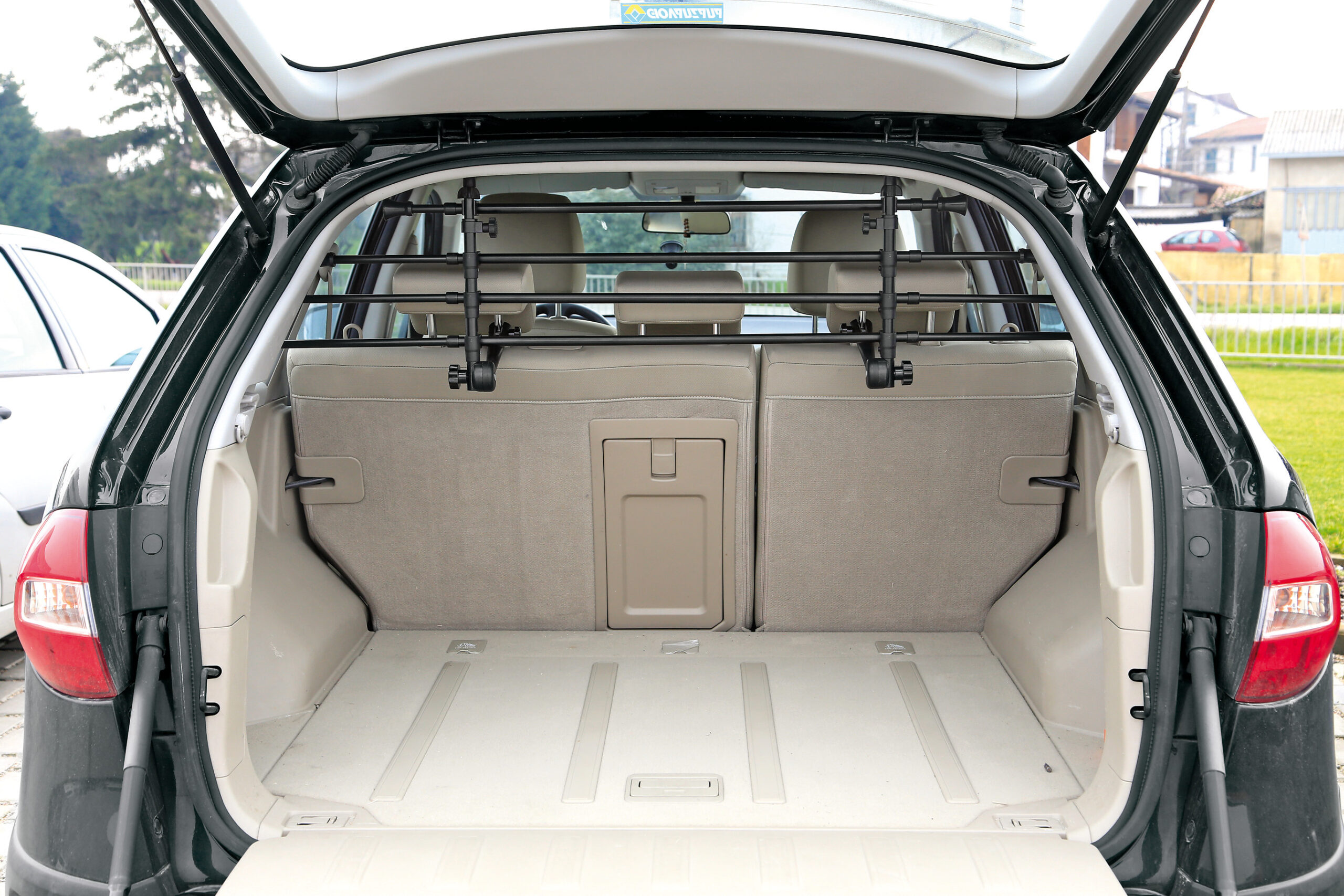 GRG-9 Compact, griglia divisoria telescopica 4 elementi, applicazione al poggiatesta 3 GRG-9 Compact, griglia divisoria telescopica 4 elementi, applicazione al poggiatesta - immagine 3