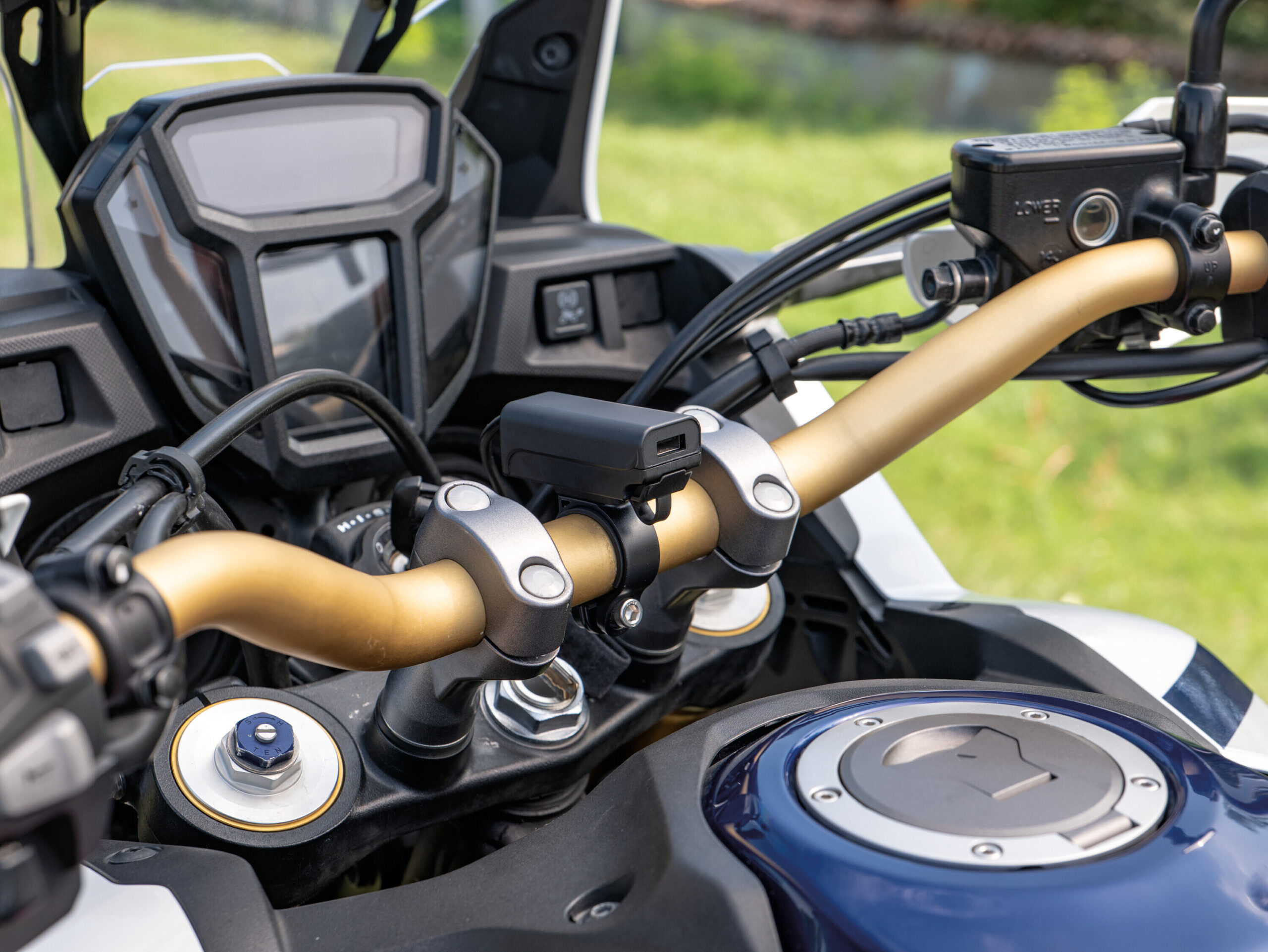 Trek X, Caricatore usb con doppia presa USB (USB A + USB C) resistente alla pioggia 7 Trek X, Caricatore usb con doppia presa USB (USB A + USB C) resistente alla pioggia - immagine 7