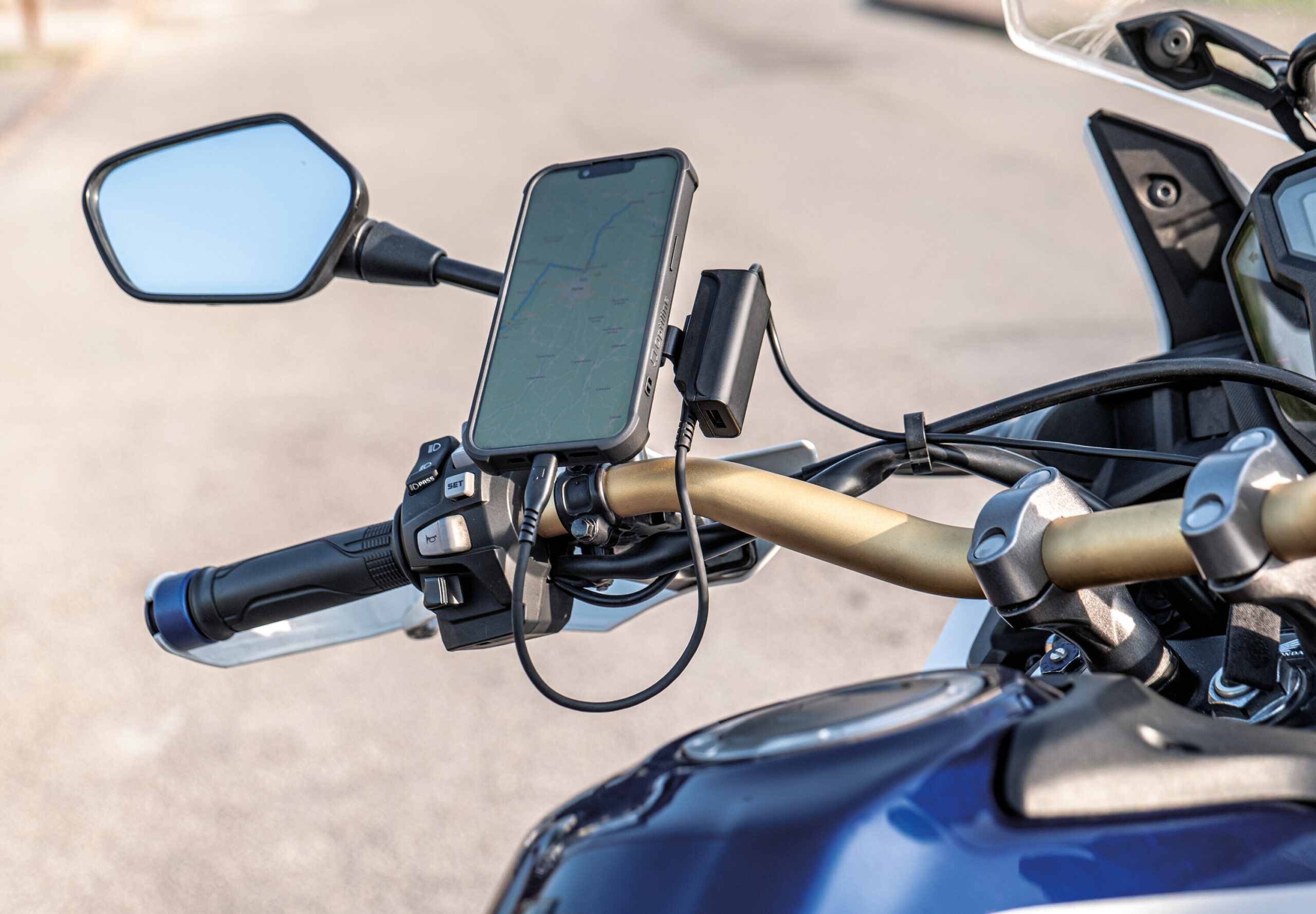 Trek X, Caricatore usb con doppia presa USB (USB A + USB C) resistente alla pioggia 10 Trek X, Caricatore usb con doppia presa USB (USB A + USB C) resistente alla pioggia - immagine 10