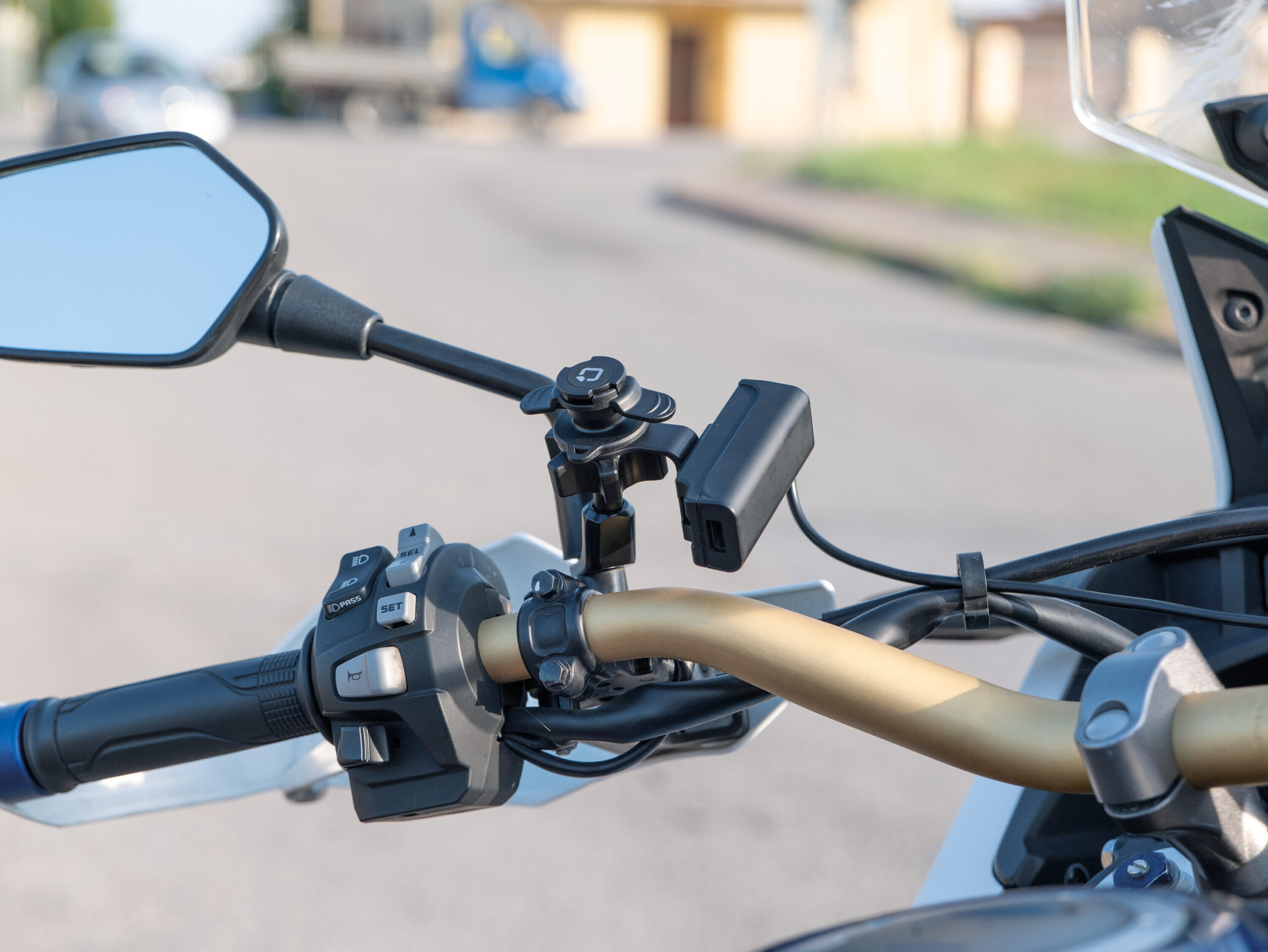 Trek X, Caricatore usb con doppia presa USB (USB A + USB C) resistente alla pioggia 12 Trek X, Caricatore usb con doppia presa USB (USB A + USB C) resistente alla pioggia - immagine 12