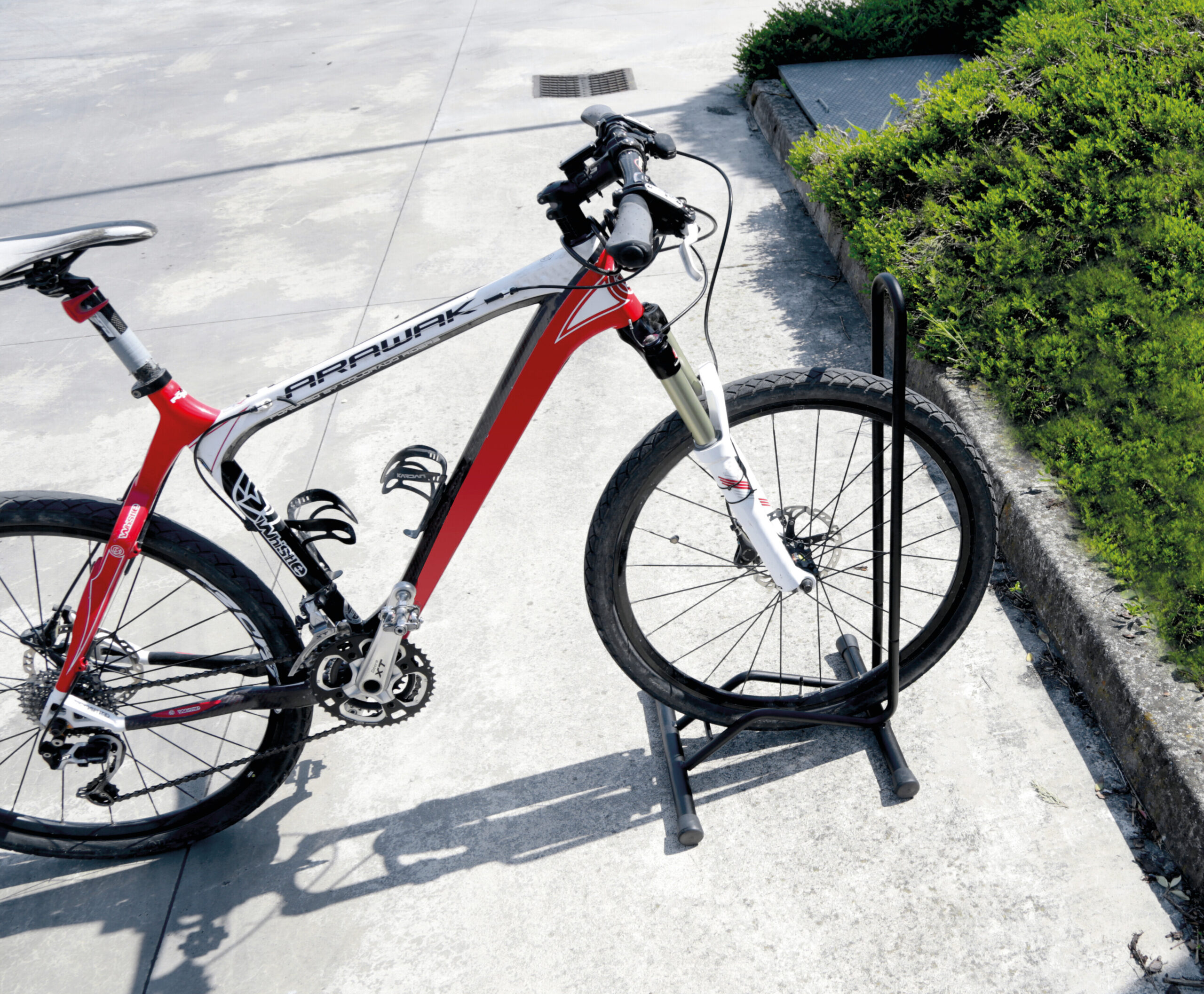 Stand portabici a 1 posto, ingresso ruota 8 cm, compatibile con freni a disco - immagine 3