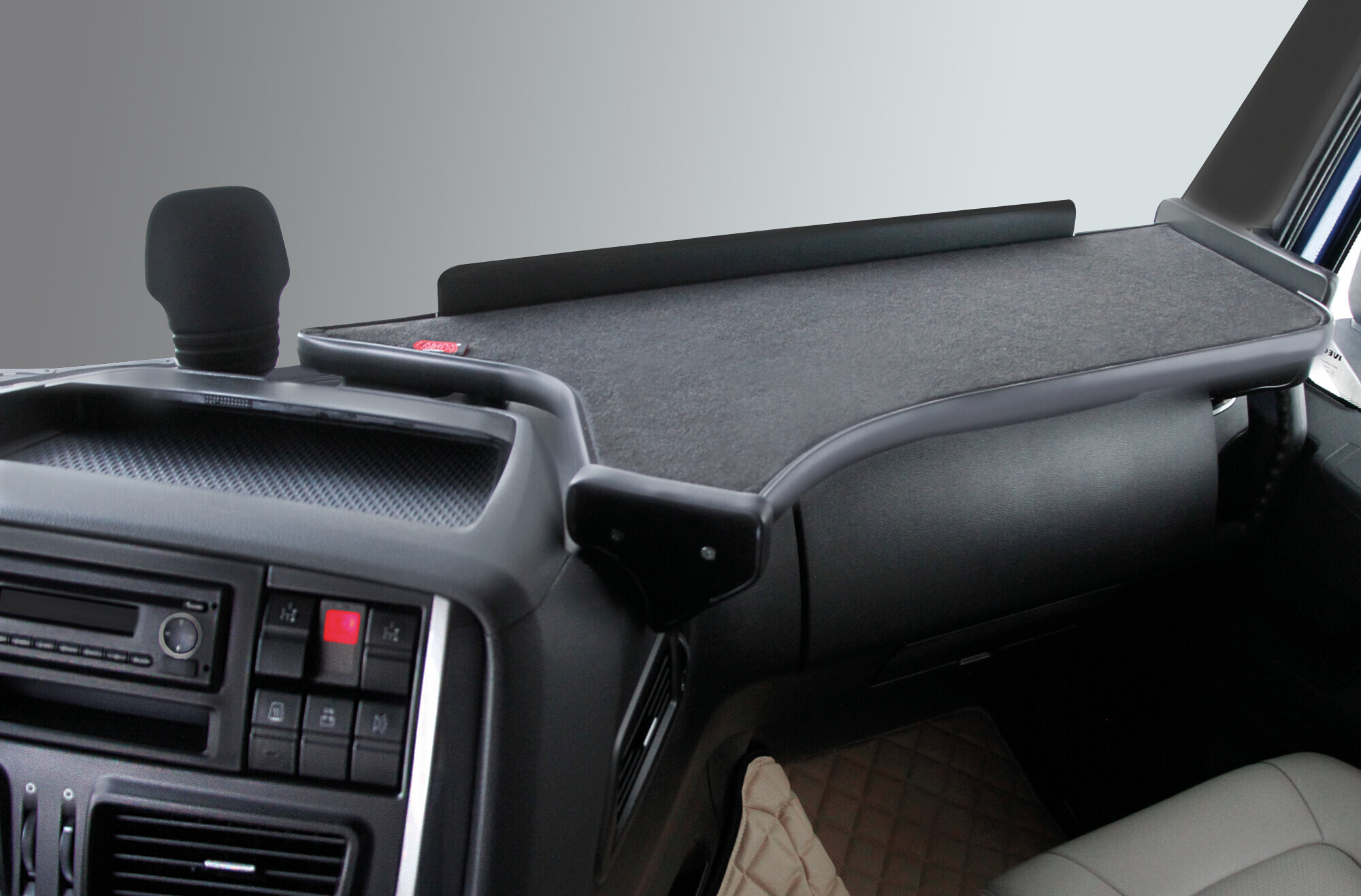 Tavolino per cruscotto - Centrale + Passeggero - compatibile per Iveco S-Way (10/19>05/24) con o senza telecamera - Iveco Stralis (07/12>12/19) cabina larga, con o senza telecamera - Iveco Stralis Hi-Way (07/12>08/16) cabina larga, con o senza telecamera - Iveco Stralis XP (09/16>12/19) cabina larga, con o senza telecamera - immagine 3