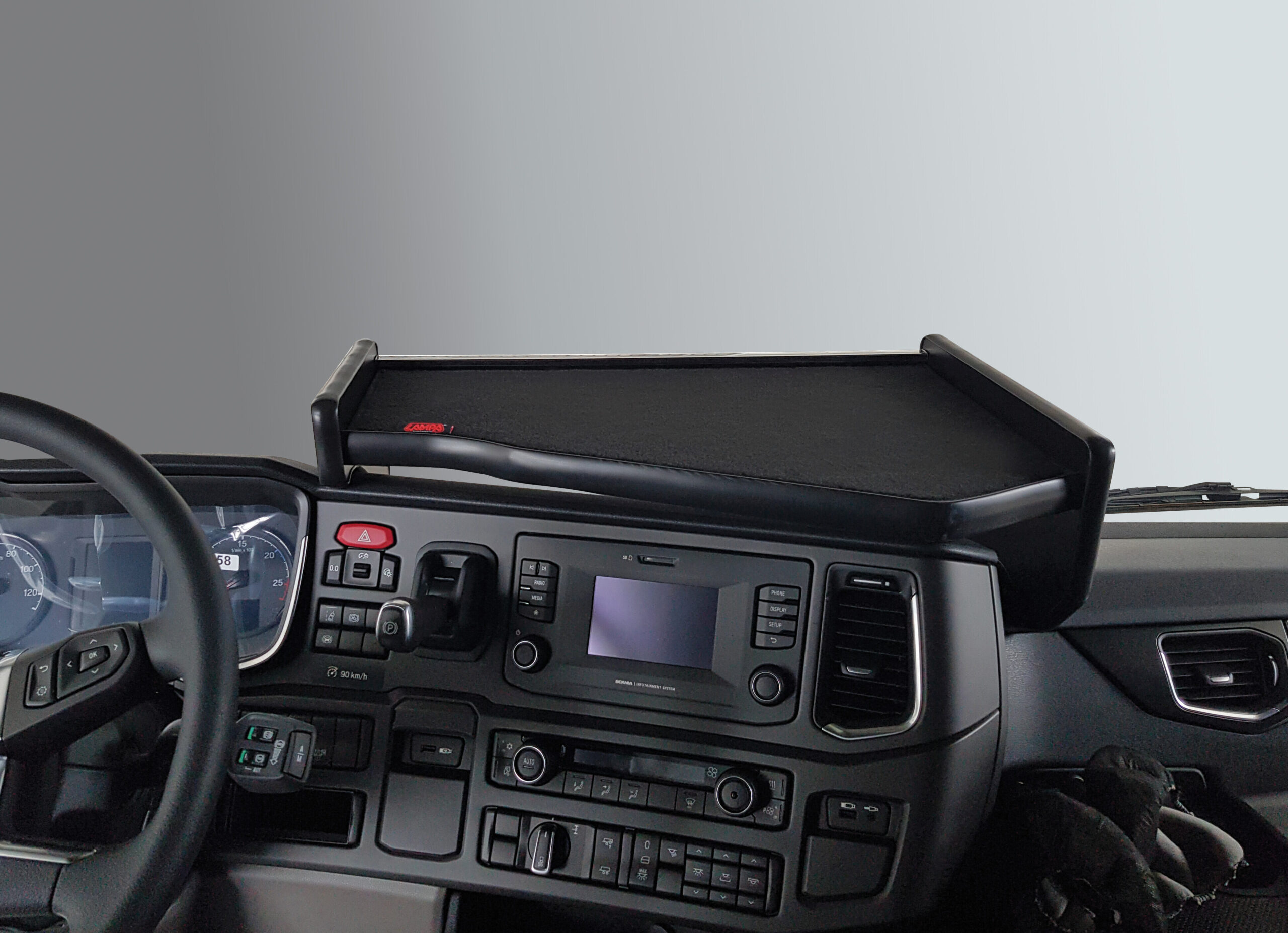 Tavolino per cruscotto - Centrale - compatibile per Scania R Serie 7 - New Generation (11/16>) - Scania S Serie 7 - New Generation (11/16>) - Scania G Serie 7 - New Generation (01/18>) - Scania L Serie 7 - New Generation (01/18>) - Scania P Serie 7 - New Generation (01/18>) - Scania XT Serie 7 - New Generation (01/18>) - immagine 4