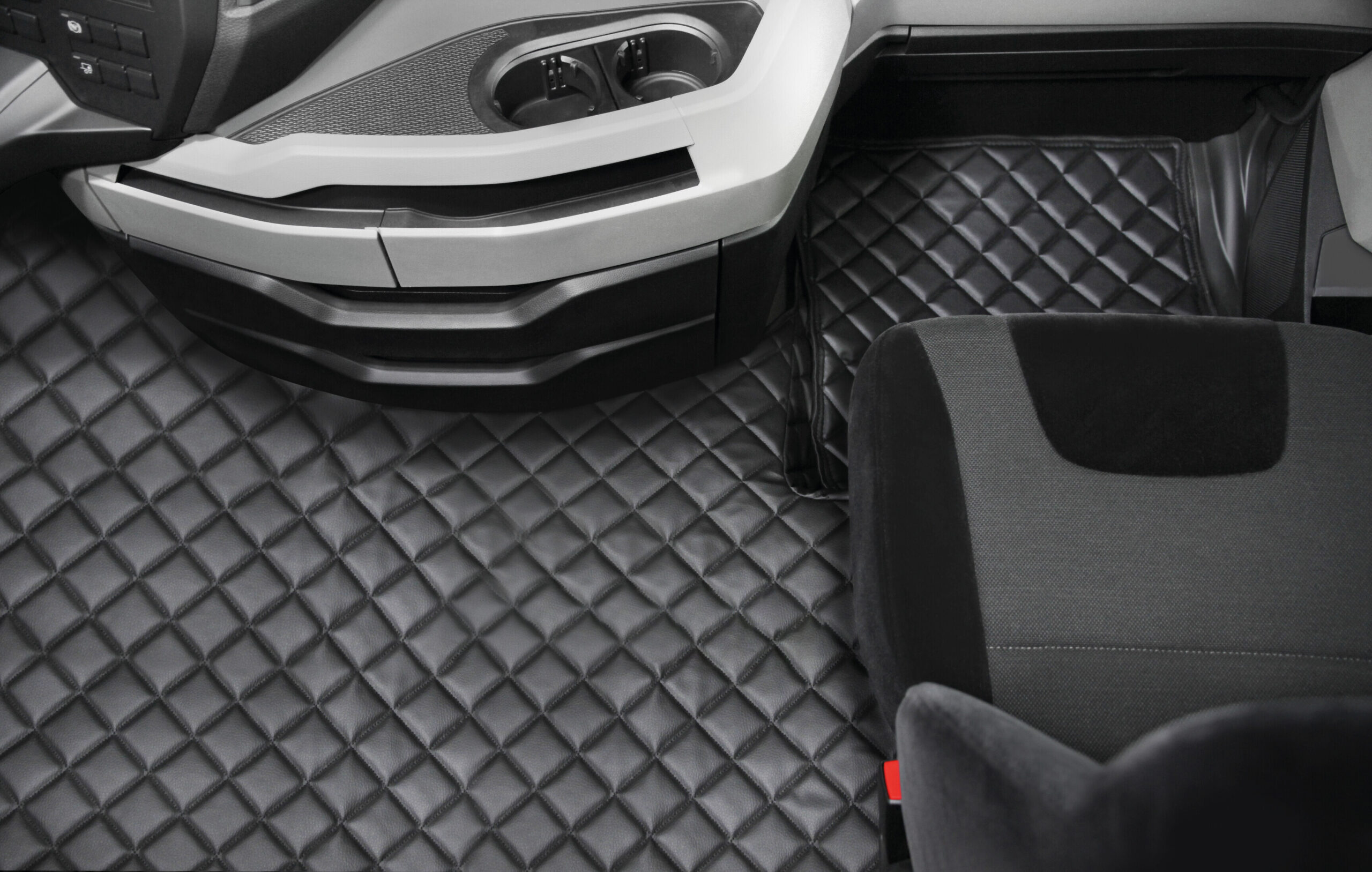 Tappeto centrale in Skeentex - Nero - compatibile per Man TGX (09/07>12/16) automatico, 1 cassetto - immagine 2