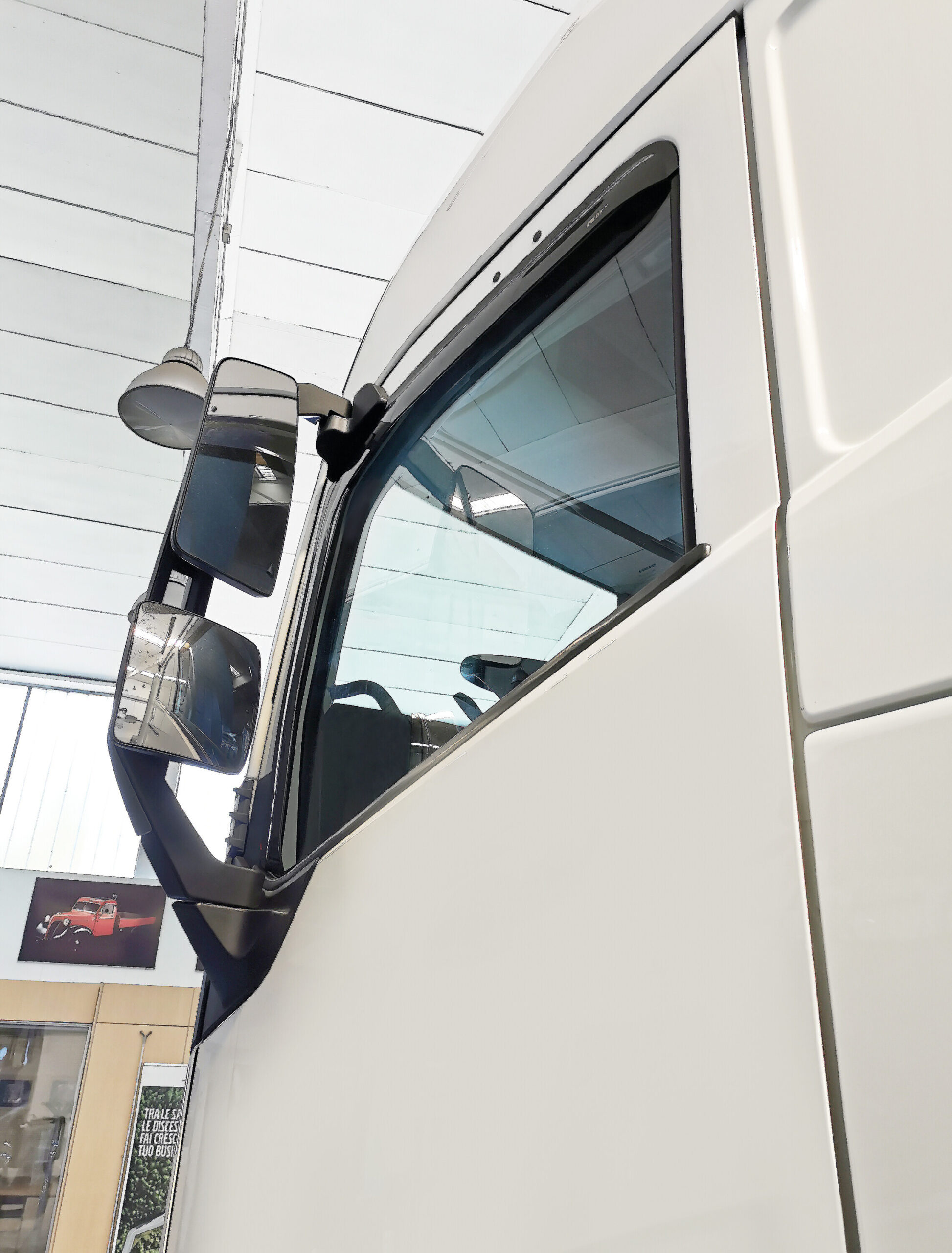 Set deflettori aria in policarbonato - compatibile per Volvo FH Aero (01/24>) con specchi retrovisori - Volvo FH Serie 4 (09/12>05/21) - Volvo FH Serie 5 (06/21>) - Volvo FM (03/13>10/21) - Volvo FMX (04/13>) - immagine 2