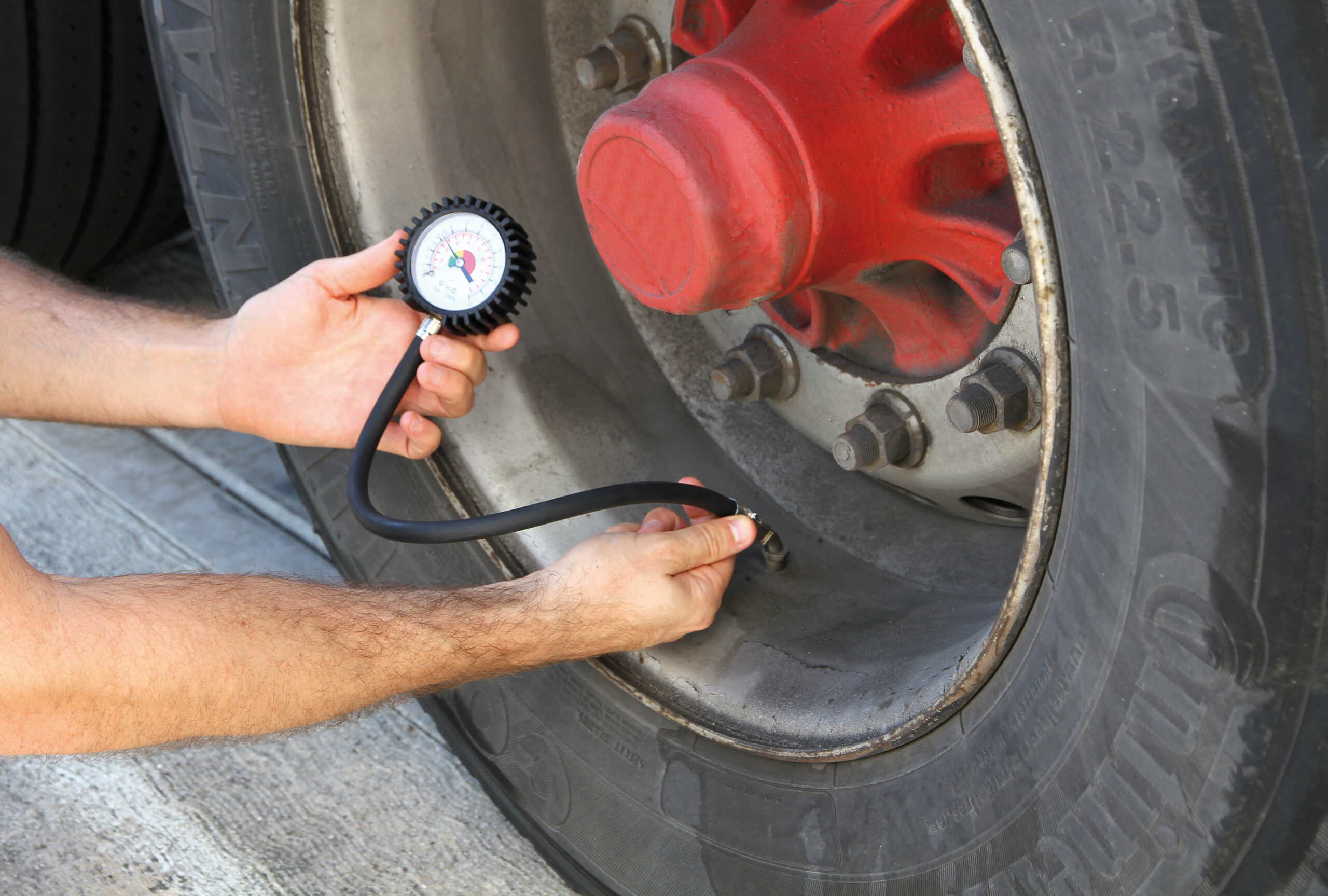 Misura pressione pneumatici con manometro 270° - immagine 4