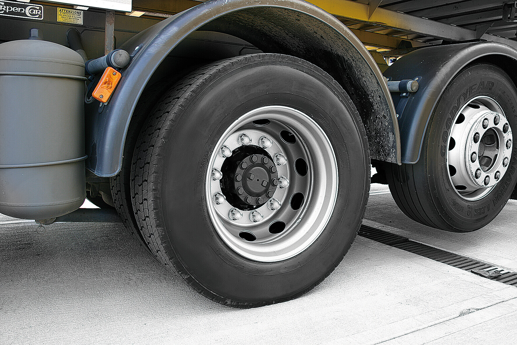 Copribulloni cromati in ABS - Ø 27 mm - Set 8 pz 3 Copribulloni cromati in ABS - Ø 27 mm - Set 8 pz - immagine 3