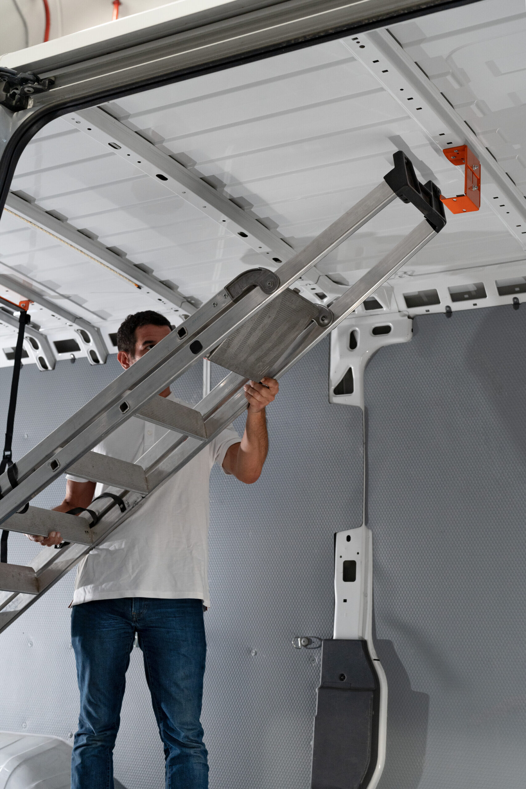 Van Ladder Holder, porta scala da interno per furgone - immagine 6