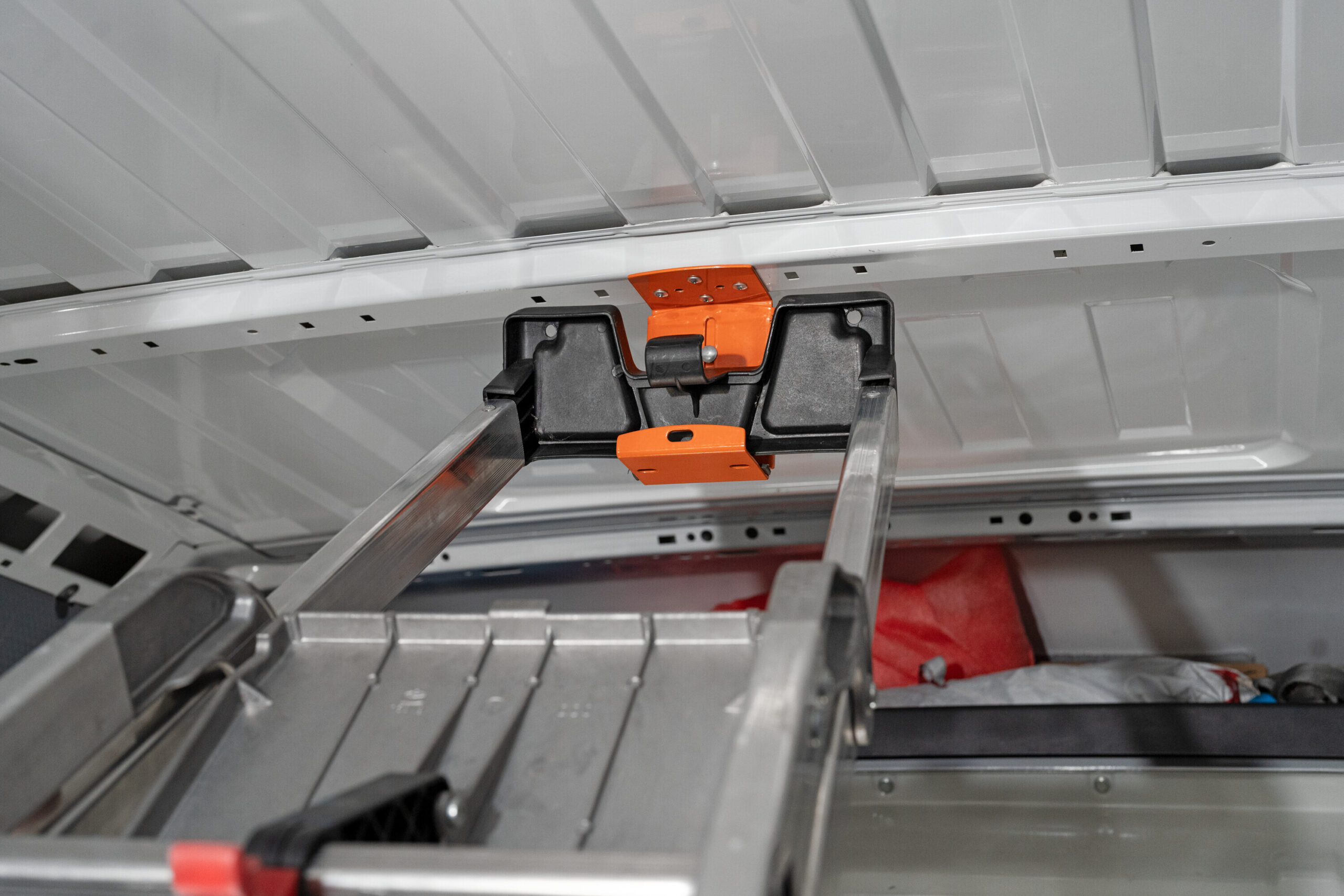Van Ladder Holder, porta scala da interno per furgone - immagine 8