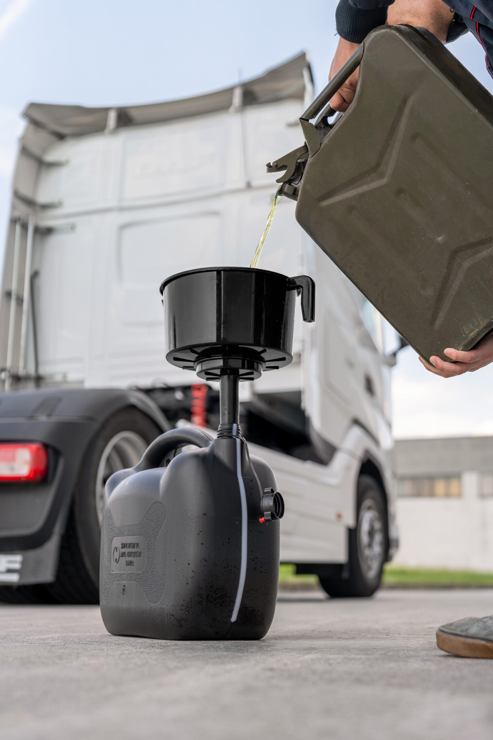 Imbuto professionale con 3 filtri separatori 7 Imbuto professionale con 3 filtri separatori - immagine 7