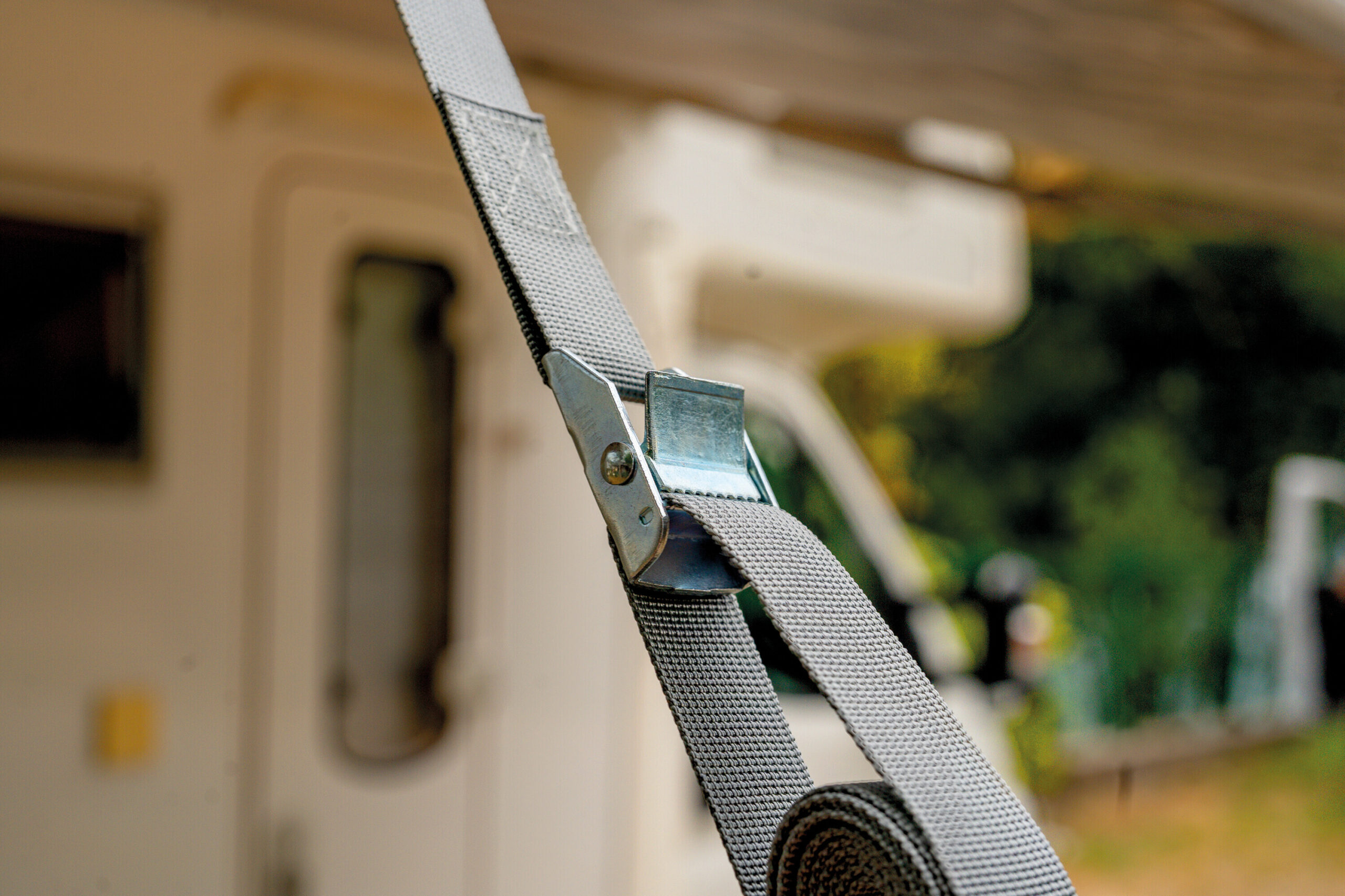 Set di cinghie anti-tormenta per tendalini a cassetta dotati di canalina 5 Set di cinghie anti-tormenta per tendalini a cassetta dotati di canalina - immagine 5