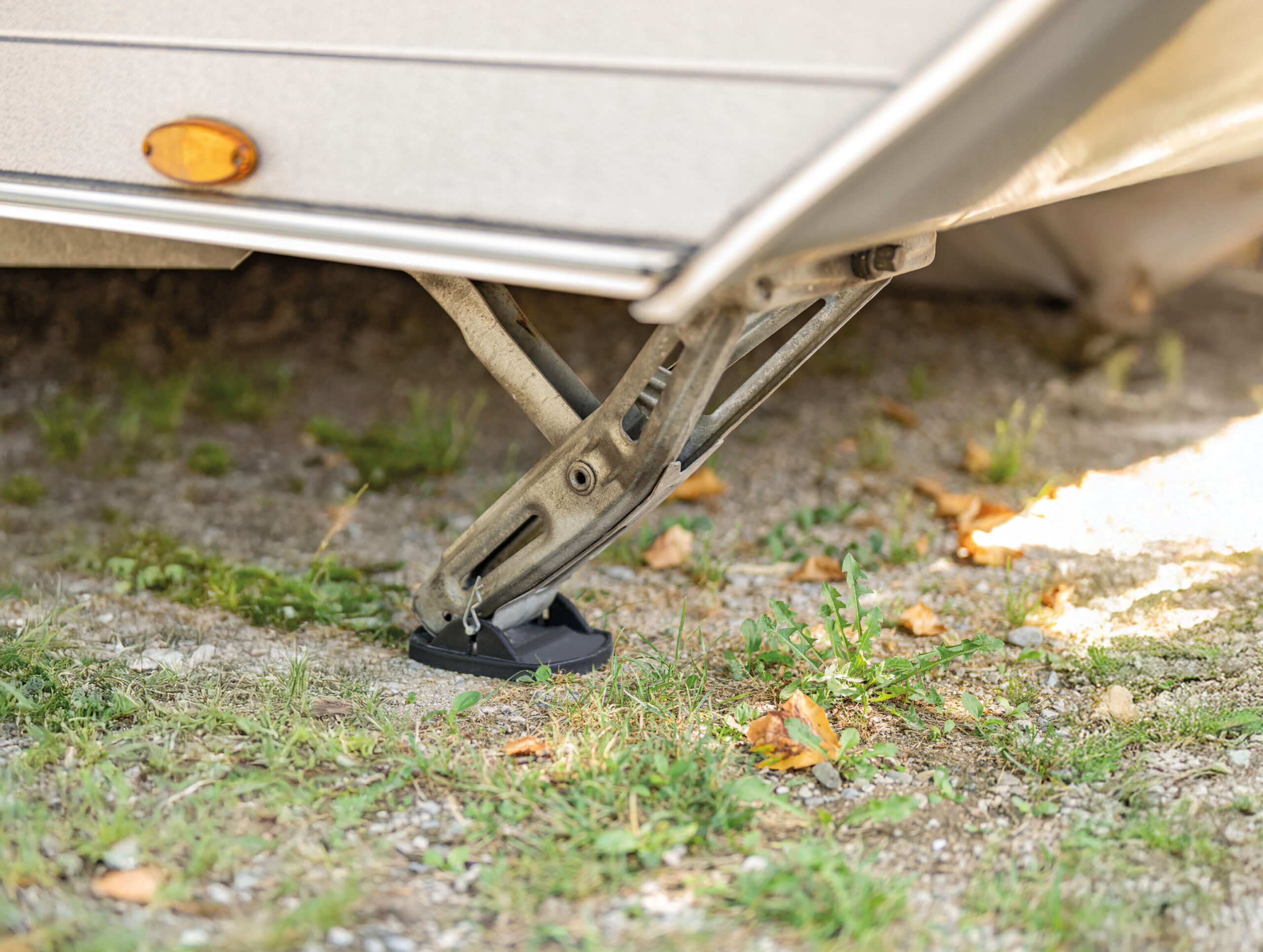 Basi per piedini di stazionamento con perno metallico, set 4 pz 3 Basi per piedini di stazionamento con perno metallico, set 4 pz - immagine 3