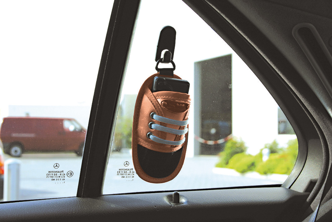 Sneaker, scarpetta porta-cellulare 4 Sneaker, scarpetta porta-cellulare - immagine 4