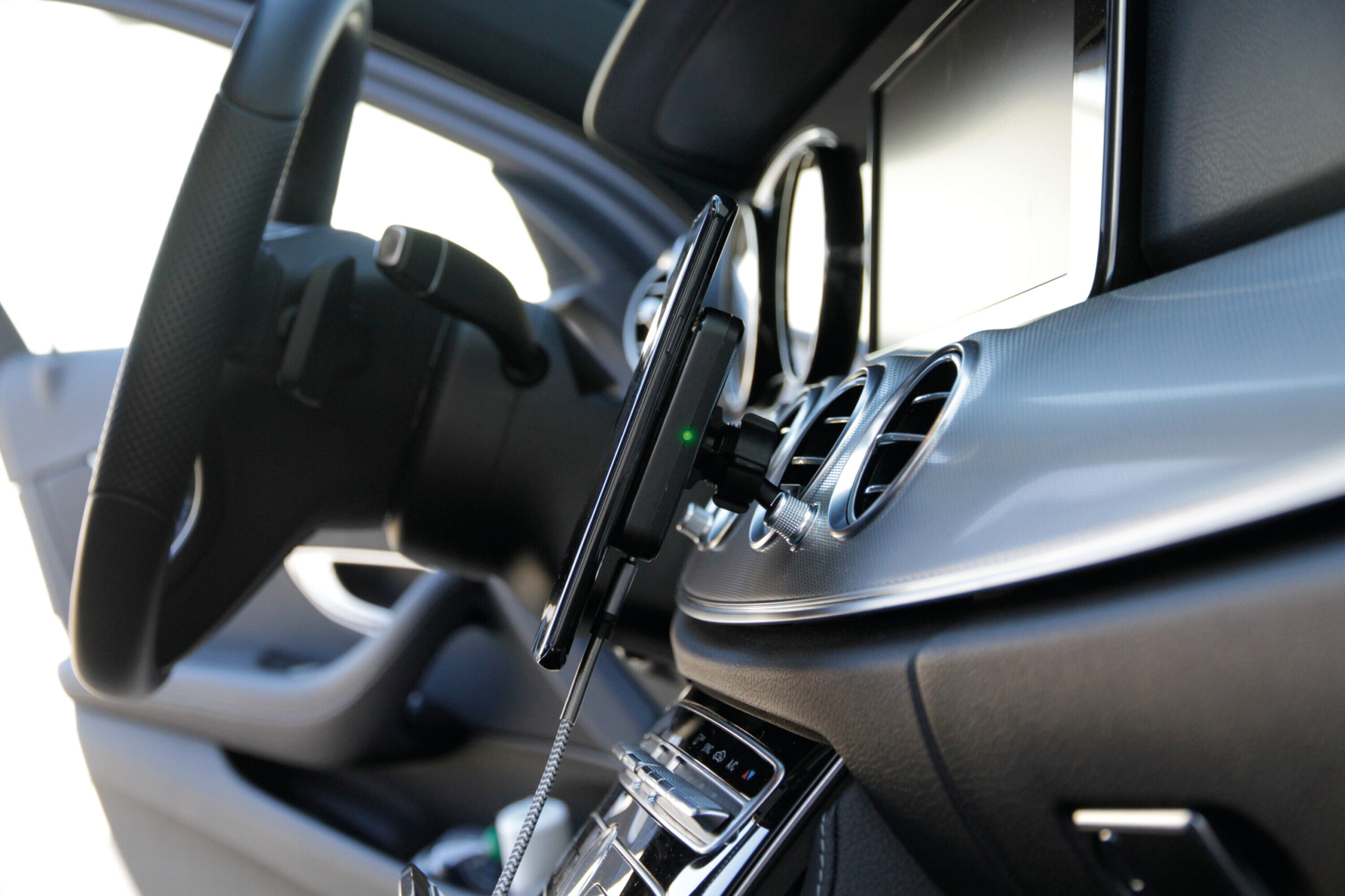 Magneto Wireless, porta telefono magnetico con carica batteria wireless 9 Magneto Wireless, porta telefono magnetico con carica batteria wireless - immagine 9