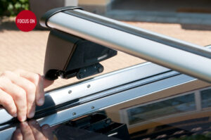 Montaggio barre portatutto auto sul tetto della vettura